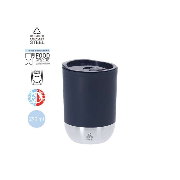 Vaso térmico de 290 ml de capacidad. Fabricado en resistente PP Reciclado de doble pared en combinación con base en Acero Inox Reciclado. Tapa con dosificador de fácil apertura, libre de BPA. Es ideal para tener en tu escritorio, mesa o en cualquier superficie donde disfrutar tranquilamente de tu bebida favorita. Con certificación Food Grade, garantizando la seguridad cuando los alimentos entran en contacto con el material usado para fabricar el producto. Con distintivo de Acero Inox Reciclado. El PP reciclado es un plástico reciclado y altamente reciclable, de gran resistencia y apto para multitud de aplicaciones.El acero es uno de los materiales más demandados y que puede encontrarse casi en todas partes, desde productos de uso diario a grandes construcciones. Con innumerables propiedades, entre las que cabe destacar la durabilidad y su alto grado de reutilización, convirtiéndolo en una alternativa muy valorada en soluciones de sostenibilidad. Debidamente tratado, permite obtener nuevos recursos de infinita utilización.