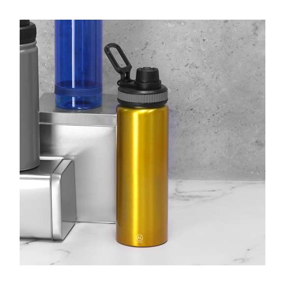 Bidón de Aluminio Reciclado con 800 ml de capacidad. Incluye tapadera color negro con sistema de cierre a rosca, agarre de silicona gris para un óptimo sellado, dosificador y asa para transporte ajustable. Incluye distintivo Aluminio Reciclado.El aluminio reciclado es un material con posibilidades de reciclaje casi infinitas, sin perder sus propiedades originales y consumiendo menos energía en este proceso.Certificación GRS (Global Recycled Standard / Estándar de Reciclaje Global), que garantiza el origen reciclado del material usado para fabricar el producto.