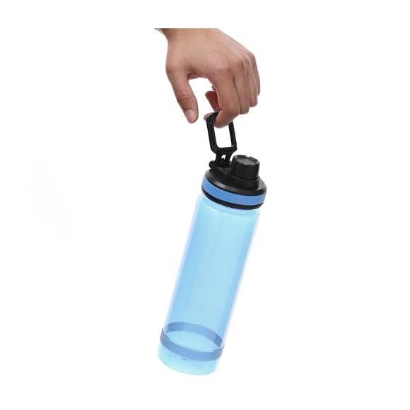 Bidón en resistente RPET y 700 ml de capacidad. En color translúcido mate. Incluye tapa negra de cierre a rosca para un óptimo sellado, cómodo tapón de rosca para beber y firme asa de transporte. Libre de BPA.El material RPET se elabora a partir de plástico reciclado, para así fomentar la reutilización de residuos plásticos y ayudar a la sostenibilidad del planeta.