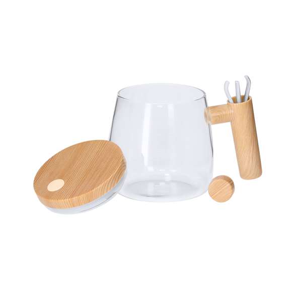 Taza mezcladora fabricada en resistente cristal de borosilicato de 400ml de capacidad. Incluye tapadera con agitador eléctrico alimentado por 2 pilas AAA (no incluidas) y botón de on/off en la parte superior. Con compartimento en mango especial para guardar el agitador, fabricados en ABS imitación madera. Además, tiene escala de medidas impresa en el cuerpo de color blanco.Fabricado en cristal de borosilicato, que ofrece una resistencia y durabilidad excepcionales, alargando su vida útil y pudiendo ser reutilizado infinidad de veces.