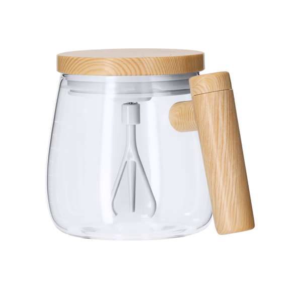 Taza mezcladora fabricada en resistente cristal de borosilicato de 400ml de capacidad. Incluye tapadera con agitador eléctrico alimentado por 2 pilas AAA (no incluidas) y botón de on/off en la parte superior. Con compartimento en mango especial para guardar el agitador, fabricados en ABS imitación madera. Además, tiene escala de medidas impresa en el cuerpo de color blanco.Fabricado en cristal de borosilicato, que ofrece una resistencia y durabilidad excepcionales, alargando su vida útil y pudiendo ser reutilizado infinidad de veces.