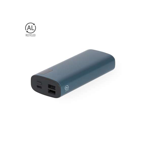 Batería auxiliar externa de gran capacidad de carga -10.000 mAh- fabricado en Aluminio Reciclado con acabado cromado. Con salidas 2 USB y Tipo C dual para cargar tres dispositivos simultáneamente y 1 conexión para entrada Tipo C -cable incluido-. Con pantalla display de estado de carga. Extremos en color negro con cuerpo en variados colores. El aluminio reciclado es un material con posibilidades de reciclaje casi infinitas, sin perder sus propiedades originales y consumiendo menos energía en este proceso.Certificación GRS (Global Recycled Standard / Estándar de Reciclaje Global), que garantiza el origen reciclado del material usado para fabricar el producto.Las capacidades mostradas en todas nuestras baterías auxiliares externas son reales, incorporando todas ellas baterías de grado A y no recicladas, con una vida útil de al menos 500 ciclos de carga y según normativa CE.Además, están fabricadas conforme a los estándares RoHS y en cumplimiento con los siguientes requisitos de seguridad:Sistema de protección contra sobrecarga del power bank. Sistema de protección contra descarga completa que proporciona una mayor durabilidad del power bank. Sistema de bloqueo para evitar cortocircuitos. Sistema de transferencia de carga constante, acorde con la capacidad del dispositivo de destino.