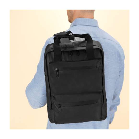 Mochila en resistente PU. Cuenta con un bolsillo principal y dos frontales para un acceso rápido. Cierres de cremallera invisible. Incluye dos bolsillos en los laterales y asas dobles de transporte, reforzadas en la parte superior con cinta de unión entre ellas para un fácil transporte. Equipada con bolsillo acolchado interior para portátil de hasta 15 pulgadas y bolsillo para tablet de hasta 10 pulgadas. Espalda y cintas de hombros acolchadas, transpirables y ajustables.