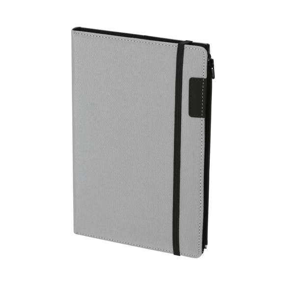 Bloc de Notas con Funda. Incluye:- Bloc de notas interior tamaño A5, con tapas rígidas y 100 hojas de disposición a una raya. - Funda fabricada en RPET 600D, con práctico bolsillo lateral de cremallera, ideal para tener siempre a mano los objetos personales. Además, es extraíble y reutilizable en otros modelos de bloc, convirtiéndose en una solución versátil y sostenible. Incluye soporte para bolígrafo y cierre elástico en color negro. Con logotipo RPET en contraportada.El material RPET se elabora a partir de plástico reciclado, para así fomentar la reutilización de residuos plásticos y ayudar a la sostenibilidad del planeta.