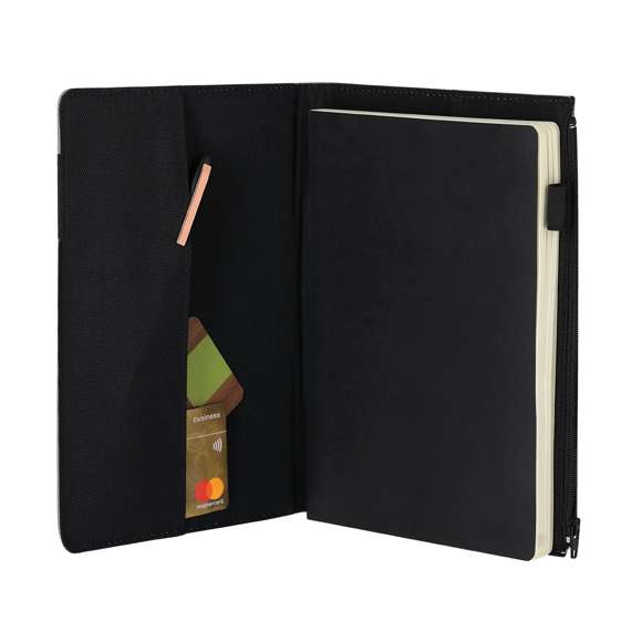 Bloc de Notas con Funda. Incluye:- Bloc de notas interior tamaño A5, con tapas rígidas y 100 hojas de disposición a una raya. - Funda fabricada en RPET 600D, con práctico bolsillo lateral de cremallera, ideal para tener siempre a mano los objetos personales. Además, es extraíble y reutilizable en otros modelos de bloc, convirtiéndose en una solución versátil y sostenible. Incluye soporte para bolígrafo y cierre elástico en color negro. Con logotipo RPET en contraportada.El material RPET se elabora a partir de plástico reciclado, para así fomentar la reutilización de residuos plásticos y ayudar a la sostenibilidad del planeta.