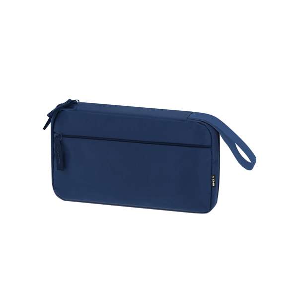 Estuche organizador fabricado en RPET 900D. Incluye bolsillo principal de apertura completa con doble tirador metálico y múltiples bolsillos interiores ideales para guardar cables: 3 bolsillos con banda elástica y 1 con cierre de cremallera. Además, incorpora un bolsillo exterior con cierre de cremallera invisible y asa para un cómodo transporte. Con distintivo RPET.El material RPET se elabora a partir de plástico reciclado, para así fomentar la reutilización de residuos plásticos y ayudar a la sostenibilidad del planeta.