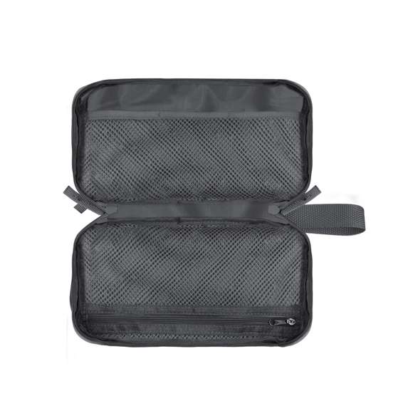 Estuche organizador fabricado en RPET 900D. Incluye bolsillo principal de apertura completa con doble tirador metálico y múltiples bolsillos interiores ideales para guardar cables: 3 bolsillos con banda elástica y 1 con cierre de cremallera. Además, incorpora un bolsillo exterior con cierre de cremallera invisible y asa para un cómodo transporte. Con distintivo RPET.El material RPET se elabora a partir de plástico reciclado, para así fomentar la reutilización de residuos plásticos y ayudar a la sostenibilidad del planeta.