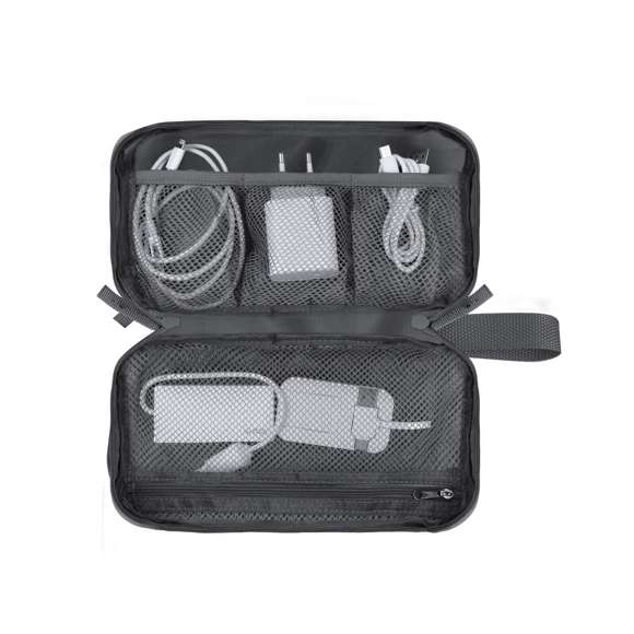 Estuche organizador fabricado en RPET 900D. Incluye bolsillo principal de apertura completa con doble tirador metálico y múltiples bolsillos interiores ideales para guardar cables: 3 bolsillos con banda elástica y 1 con cierre de cremallera. Además, incorpora un bolsillo exterior con cierre de cremallera invisible y asa para un cómodo transporte. Con distintivo RPET.El material RPET se elabora a partir de plástico reciclado, para así fomentar la reutilización de residuos plásticos y ayudar a la sostenibilidad del planeta.