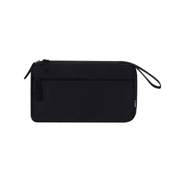 Estuche organizador fabricado en RPET 900D. Incluye bolsillo principal de apertura completa con doble tirador metálico y múltiples bolsillos interiores ideales para guardar cables: 3 bolsillos con banda elástica y 1 con cierre de cremallera. Además, incorpora un bolsillo exterior con cierre de cremallera invisible y asa para un cómodo transporte. Con distintivo RPET.El material RPET se elabora a partir de plástico reciclado, para así fomentar la reutilización de residuos plásticos y ayudar a la sostenibilidad del planeta.