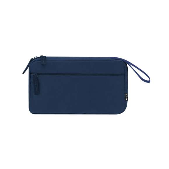 Estuche organizador fabricado en RPET 900D. Incluye bolsillo principal de apertura completa con doble tirador metálico y múltiples bolsillos interiores ideales para guardar cables: 3 bolsillos con banda elástica y 1 con cierre de cremallera. Además, incorpora un bolsillo exterior con cierre de cremallera invisible y asa para un cómodo transporte. Con distintivo RPET.El material RPET se elabora a partir de plástico reciclado, para así fomentar la reutilización de residuos plásticos y ayudar a la sostenibilidad del planeta.