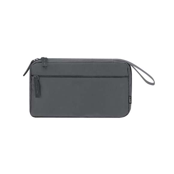 Estuche organizador fabricado en RPET 900D. Incluye bolsillo principal de apertura completa con doble tirador metálico y múltiples bolsillos interiores ideales para guardar cables: 3 bolsillos con banda elástica y 1 con cierre de cremallera. Además, incorpora un bolsillo exterior con cierre de cremallera invisible y asa para un cómodo transporte. Con distintivo RPET.El material RPET se elabora a partir de plástico reciclado, para así fomentar la reutilización de residuos plásticos y ayudar a la sostenibilidad del planeta.
