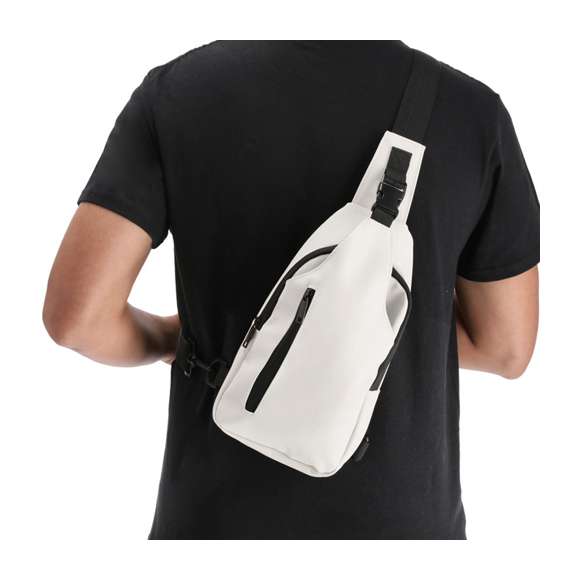 Bandolera de suave PU. Con sistema de cierre de cremallera invisible con doble tirador. Cuenta con un espacioso bolsillo principal y un práctico bolsillo frontal con cremallera. Incluye una cinta de transporte ajustable, con diferentes opciones de uso, proporcionando versatilidad y comodidad en cualquier ocasión.