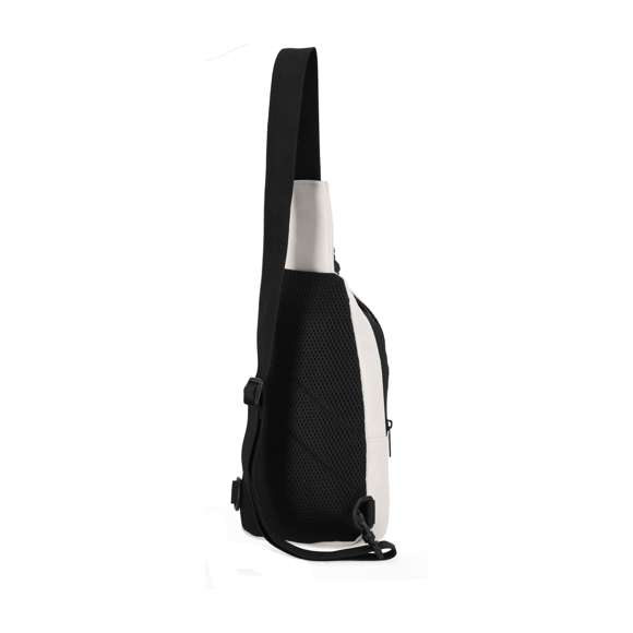 Bandolera de suave PU. Con sistema de cierre de cremallera invisible con doble tirador. Cuenta con un espacioso bolsillo principal y un práctico bolsillo frontal con cremallera. Incluye una cinta de transporte ajustable, con diferentes opciones de uso, proporcionando versatilidad y comodidad en cualquier ocasión.
