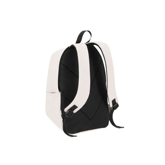 Mochila de suave PU. Con sistema de cierre de cremallera invisible para mayor seguridad y doble tirador metálico. Dos bolsillos laterales y bolsillo frontal de cremallera. Interior de gran capacidad con compartimento acolchado para portátiles de hasta 15 pulgadas. Espalda acolchada. Cintas ajustables y acolchadas.
