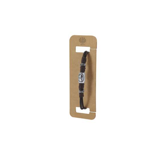 Pulsera de piel marrón adornada con cordones de algodón encerados a juego y abalorios plateados, incluyendo un charm con el símbolo de la paz. Cuenta con un original cierre de aleación de zinc en tono plateado. Presentada en cartón kraft con superficie lisa para el marcaje.