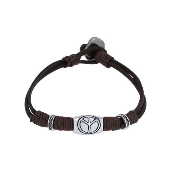 Pulsera de piel marrón adornada con cordones de algodón encerados a juego y abalorios plateados, incluyendo un charm con el símbolo de la paz. Cuenta con un original cierre de aleación de zinc en tono plateado. Presentada en cartón kraft con superficie lisa para el marcaje.
