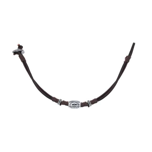 Pulsera de piel marrón adornada con cordones de algodón encerados a juego y abalorios plateados, incluyendo un charm con el símbolo de la paz. Cuenta con un original cierre de aleación de zinc en tono plateado. Presentada en cartón kraft con superficie lisa para el marcaje.
