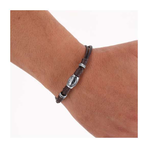 Pulsera de piel marrón adornada con cordones de algodón encerados a juego y abalorios plateados, incluyendo un charm con el símbolo de la paz. Cuenta con un original cierre de aleación de zinc en tono plateado. Presentada en cartón kraft con superficie lisa para el marcaje.