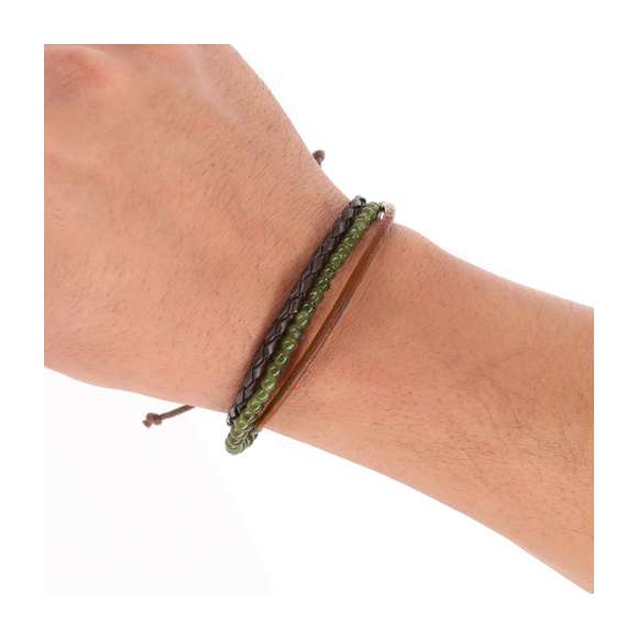 Pulsera confeccionada en piel, diseñada con la combinación de tres cordones: cuero marrón claro con acabado liso, central con cuentas de vidrio en color verde y un tercero de cuero trenzado marrón. Con cierre ajustable de suave algodón encerado. Presentada en cartón kraft con superficie lisa para el marcaje.