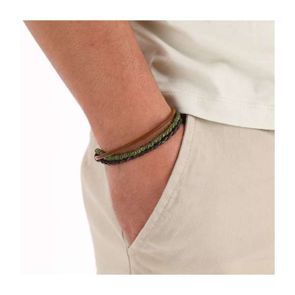 Pulsera confeccionada en piel, diseñada con la combinación de tres cordones: cuero marrón claro con acabado liso, central con cuentas de vidrio en color verde y un tercero de cuero trenzado marrón. Con cierre ajustable de suave algodón encerado. Presentada en cartón kraft con superficie lisa para el marcaje.