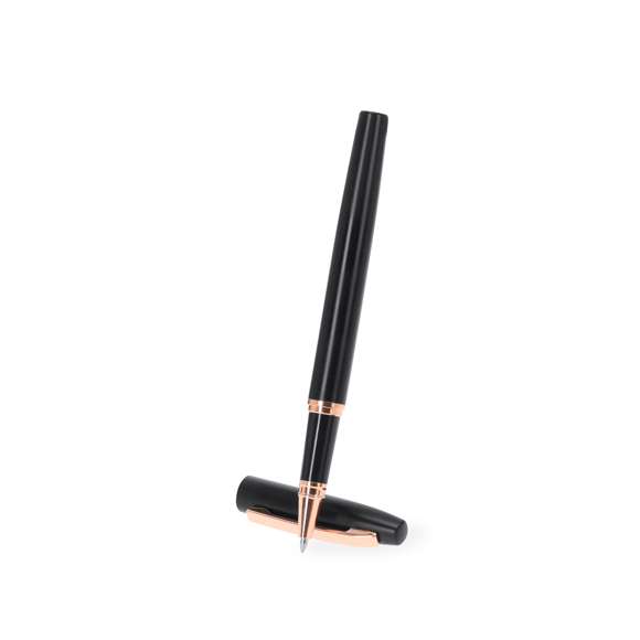 Set de bolígrafo y roller fabricados en Aluminio Reciclado, en elegante diseño negro mate con distinguidos accesorios en acabado oro rosa. Bolígrafo de mecanismo giratorio y roller con capucha, ambos con clip metálico. En tinta azul y logotipo de Aluminio Reciclado. Presentación en elegante estuche negro.El Aluminio Reciclado es un material con posibilidades de reciclaje casi infinitas, sin perder sus propiedades originales y consumiendo menos energía en este proceso.Certificación GRS (Global Recycled Standard / Estándar de Reciclaje Global), que garantiza el origen reciclado del material usado para fabricar el producto.