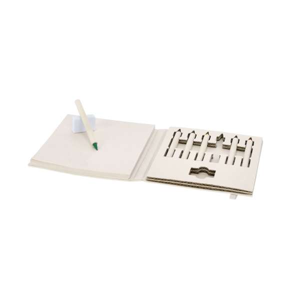 Set de lápices de colores eternos, fabricado con Cartones de Leche Reciclados. Incluye 6 diferentes colores, goma de borrar y bloc de notas con 50 hojas lisas. Con práctico elástico de cierre y distintivo de Cartones de Leche Reciclados.Los Cartones de Leche se componen en su mayor parte de cartón y aluminio. Durante su proceso de reciclado, se separan los distintos materiales del envase para su reutilización y nuevo uso, contribuyendo así a recorrer el camino infinito de la economía circular. Este material se caracteriza por su alto grado de reciclabilidad, así como por su ligereza y resistencia.