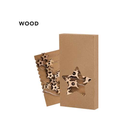 Guirnalda iluminada fabricada en madera natural. Con formas de estrella y reno intercaladas, se convierte en un original complemento decorativo que incluye adornos en materiales naturales. Con cálida iluminación con 20 LEDs. Alimentación a pilas (2xAA no incluidas). Presentación en atractiva caja kraft con troquelado en forma de estrella.Elaborado con elementos vegetales para así fomentar la utilización de materias primas naturales y reducir las emisiones contaminantes.
