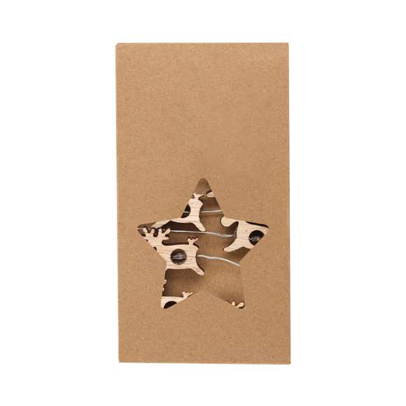 Guirnalda iluminada fabricada en madera natural. Con formas de estrella y reno intercaladas, se convierte en un original complemento decorativo que incluye adornos en materiales naturales. Con cálida iluminación con 20 LEDs. Alimentación a pilas (2xAA no incluidas). Presentación en atractiva caja kraft con troquelado en forma de estrella.Elaborado con elementos vegetales para así fomentar la utilización de materias primas naturales y reducir las emisiones contaminantes.