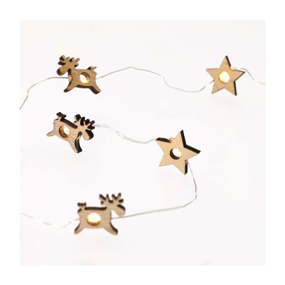 Guirnalda iluminada fabricada en madera natural. Con formas de estrella y reno intercaladas, se convierte en un original complemento decorativo que incluye adornos en materiales naturales. Con cálida iluminación con 20 LEDs. Alimentación a pilas (2xAA no incluidas). Presentación en atractiva caja kraft con troquelado en forma de estrella.Elaborado con elementos vegetales para así fomentar la utilización de materias primas naturales y reducir las emisiones contaminantes.