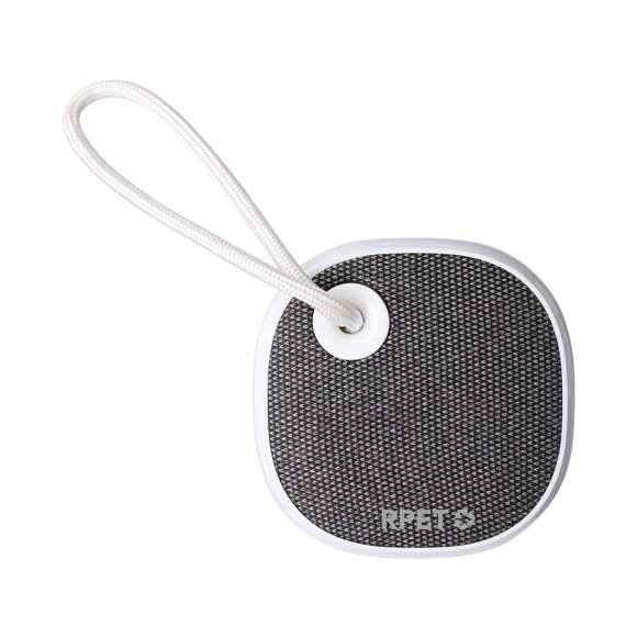 Altavoz solar fabricado en combinación de materiales reciclados (ABS Reciclado y RPET). Con 3W de potencia y conexión Bluetooth 5.3. Cuenta con batería de litio, recargable mediante el panel solar o conexión USB Tipo C -cable incluido-. Con práctica asa de transporte y distintivo RCS.El RABS es un plástico altamente reciclable de gran resistencia y con multitud de aplicaciones que lo convierten en una solución eco-friendly. Con certificación RCS, que garantiza el origen reciclado del mismo.