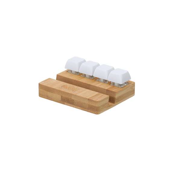 Original soporte antiestrés fabricado en bambú. Cuenta con cuatro teclas que imitan a un teclado mecánico, permitiendo pulsarlas de forma independiente tantas veces como sea necesario. Incluye un práctico soporte para dispositivos móviles, combinando funcionalidad y alivio del estrés en un elegante diseño.Materiales como el Bambú fomentan la utilización de materias primas naturales, reduciendo las emisiones contaminantes. Proviene de una planta de gran resistencia y versatilidad, con crecimiento y regeneración rápidos, siendo una excelente alternativa al uso de madera tradicional.