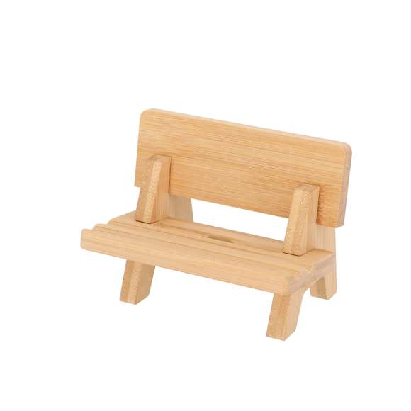 Soporte para dispositivo móvil en original forma de banco, fabricado en resistente Bambú. Con piezas desmontables que permiten 3 posiciones diferentes del dispositivo. Incluye ranura para el cable de carga, permitiendo cargar el dispositivos miestras está en el soporte.Materiales como el Bambú fomentan la utilización de materias primas naturales reduciendo las emisiones contaminantes. Además, el Bambú proviene de una planta de gran resistencia y versatilidad, con crecimiento y regeneración rápida, siendo una excelente alternativa al uso de madera tradicional.