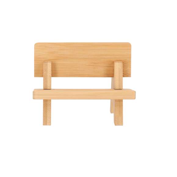 Soporte para dispositivo móvil en original forma de banco, fabricado en resistente Bambú. Con piezas desmontables que permiten 3 posiciones diferentes del dispositivo. Incluye ranura para el cable de carga, permitiendo cargar el dispositivos miestras está en el soporte.Materiales como el Bambú fomentan la utilización de materias primas naturales reduciendo las emisiones contaminantes. Además, el Bambú proviene de una planta de gran resistencia y versatilidad, con crecimiento y regeneración rápida, siendo una excelente alternativa al uso de madera tradicional.