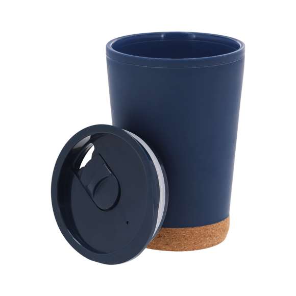 Vaso térmico fabricado en resistente PP reciclado de doble pared, base de corcho y 260 ml de capacidad. Tapa con dosificador de fácil apertura, libre de BPA. Es ideal para tener en tu escritorio, mesa o en cualquier superficie donde disfrutar tranquilamente de tu bebida favorita. El PP reciclado es un plástico reciclado y altamente reciclable, de gran resistencia y apto para multitud de aplicaciones.Con certificación Food Grade, garantizando la seguridad cuando los alimentos entran en contacto con el material usado para fabricar el producto.Elaborado con elementos vegetales para así fomentar la utilización de materias primas naturales y reducir las emisiones contaminantes.