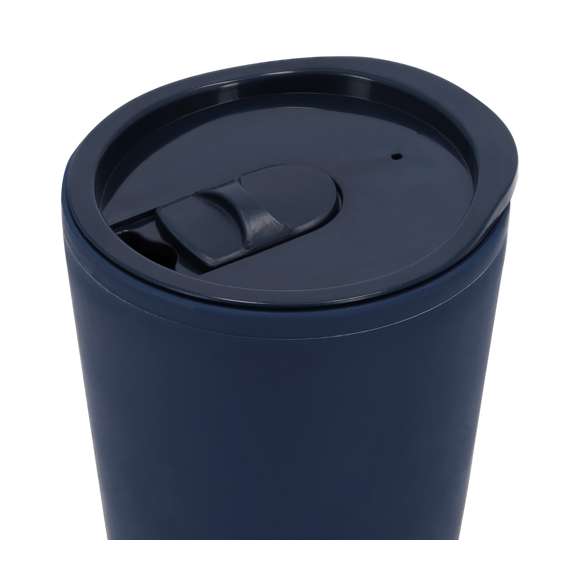 Vaso térmico fabricado en resistente PP reciclado de doble pared, base de corcho y 260 ml de capacidad. Tapa con dosificador de fácil apertura, libre de BPA. Es ideal para tener en tu escritorio, mesa o en cualquier superficie donde disfrutar tranquilamente de tu bebida favorita. El PP reciclado es un plástico reciclado y altamente reciclable, de gran resistencia y apto para multitud de aplicaciones.Con certificación Food Grade, garantizando la seguridad cuando los alimentos entran en contacto con el material usado para fabricar el producto.Elaborado con elementos vegetales para así fomentar la utilización de materias primas naturales y reducir las emisiones contaminantes.