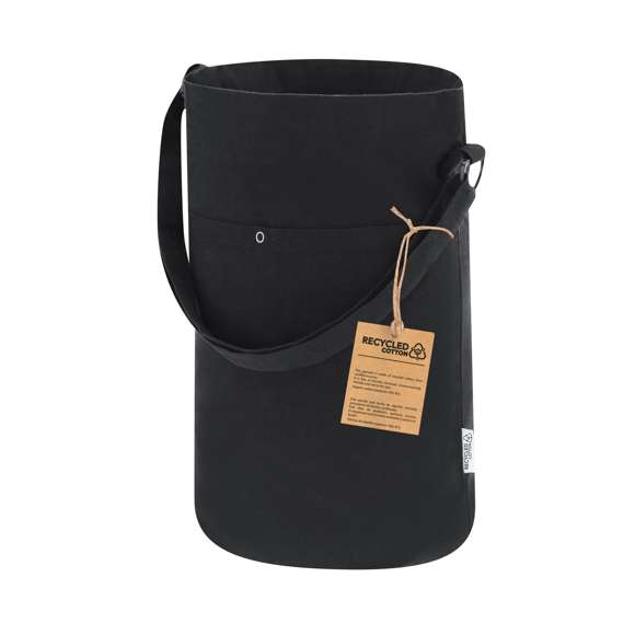 Bolsa fabricada en canvas reciclado de 270g/m2. Original forma cilíndrica de gran capacidad, con compartimento principal, bolsillo auxiliar interior y práctico bolsillo exterior con cierre de broche metálico. En elegante color negro, de acabado cosido y con asa larga reforzada ajustable. Logotipo Algodón Reciclado en etiqueta exterior.