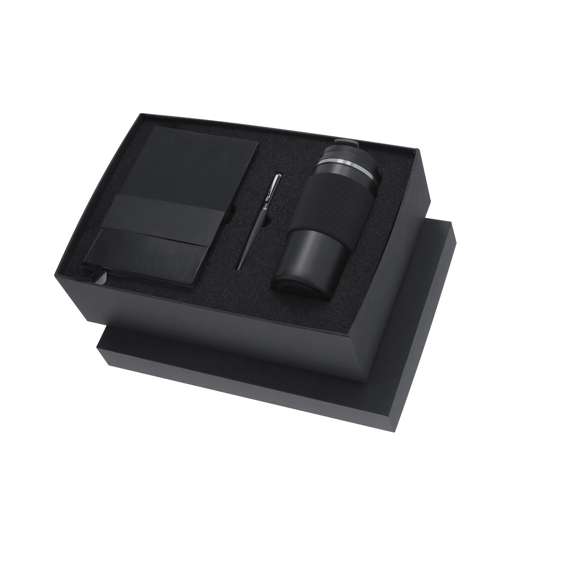 Elegante set premium. Incluye: - Vaso térmico fabricado en acero inoxidable de doble pared con capacidad de 470 ml. Con un dosificador en tapadera, libre de BPA, sistema de apertura abre fácil, banda de silicona a juego y base antideslizante. - Bloc de notas con tapas blandas fabricado en elegante PU color negro. Su diseño combina texturas lisas y biseladas. Incluye marcapáginas de tela con accesorio metálico especial para marcaje en láser. Interior con 100 hojas en color crema, de disposición a una raya y bordes en negro. - Roller de acabado negro mate con detalles metálicos en color plata. De cuerpo biselado, con cierre de capucha, clip y tinta azul. Cuenta con cómodo agarre en metal pulido.Presentado en sosfisticado estuche individual de acabado mate, con interior troquelado para cada uno de los elementos del set.