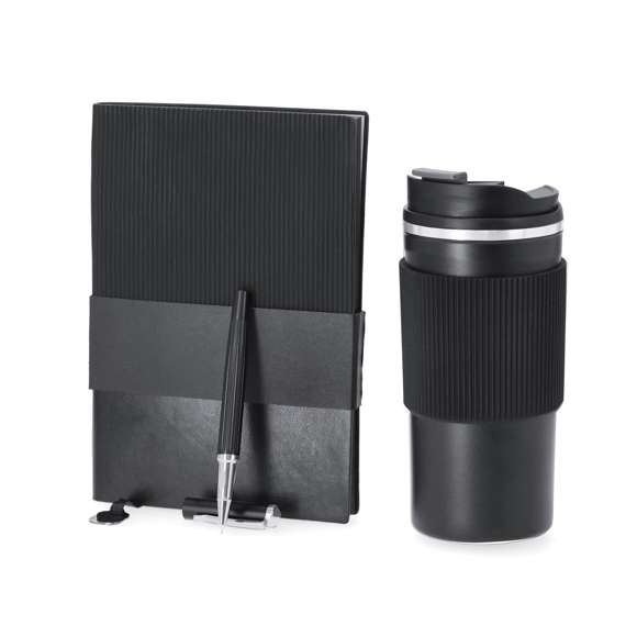 Elegante set premium. Incluye: - Vaso térmico fabricado en acero inoxidable de doble pared con capacidad de 470 ml. Con un dosificador en tapadera, libre de BPA, sistema de apertura abre fácil, banda de silicona a juego y base antideslizante. - Bloc de notas con tapas blandas fabricado en elegante PU color negro. Su diseño combina texturas lisas y biseladas. Incluye marcapáginas de tela con accesorio metálico especial para marcaje en láser. Interior con 100 hojas en color crema, de disposición a una raya y bordes en negro. - Roller de acabado negro mate con detalles metálicos en color plata. De cuerpo biselado, con cierre de capucha, clip y tinta azul. Cuenta con cómodo agarre en metal pulido.Presentado en sosfisticado estuche individual de acabado mate, con interior troquelado para cada uno de los elementos del set.