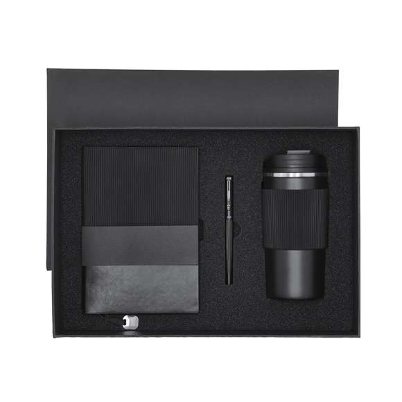 Elegante set premium. Incluye: - Vaso térmico fabricado en acero inoxidable de doble pared con capacidad de 470 ml. Con un dosificador en tapadera, libre de BPA, sistema de apertura abre fácil, banda de silicona a juego y base antideslizante. - Bloc de notas con tapas blandas fabricado en elegante PU color negro. Su diseño combina texturas lisas y biseladas. Incluye marcapáginas de tela con accesorio metálico especial para marcaje en láser. Interior con 100 hojas en color crema, de disposición a una raya y bordes en negro. - Roller de acabado negro mate con detalles metálicos en color plata. De cuerpo biselado, con cierre de capucha, clip y tinta azul. Cuenta con cómodo agarre en metal pulido.Presentado en sosfisticado estuche individual de acabado mate, con interior troquelado para cada uno de los elementos del set.