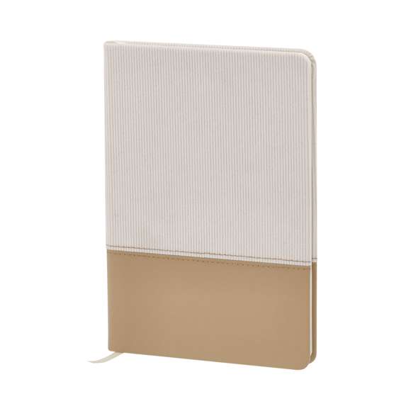 Bloc de notas A5 en suave pana de poliéster y PU Reciclado. Incluye con 80 hojas en color crema, de disposición a una raya y con marcapáginas a juego. Logotipo PU Reciclada en contraportada. La PU Reciclada destaca por su resistencia y elasticidad. Este material reciclado y reciclable es una opción sostenible que rescata las fibras desechadas en los procesos de fabricación, minimizando así el desperdicio de material y contribuyendo a su vez a reducir el impacto ambiental, manteniendo a la vez sus propiedades originales.