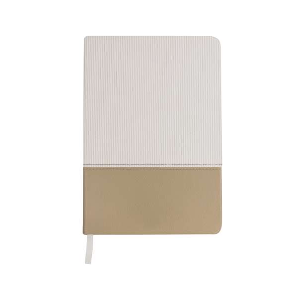 Bloc de notas A5 en suave pana de poliéster y PU Reciclado. Incluye con 80 hojas en color crema, de disposición a una raya y con marcapáginas a juego. Logotipo PU Reciclada en contraportada. La PU Reciclada destaca por su resistencia y elasticidad. Este material reciclado y reciclable es una opción sostenible que rescata las fibras desechadas en los procesos de fabricación, minimizando así el desperdicio de material y contribuyendo a su vez a reducir el impacto ambiental, manteniendo a la vez sus propiedades originales.