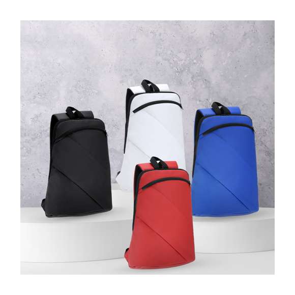 Mochila fabricada en suave PU. Con bolsillo principal de cierre de cremallera con doble tirador. Bolsillo interior para portátil de hasta 15 pulgadas. Incluye dos bolsillos frontales con cierre de cremallera invisble. Espalda y cintas acolchadas, con tela transpirable y ajustables. Incluye cinta de transporte para ajuste en trolley o maleta, ideal para viajes.