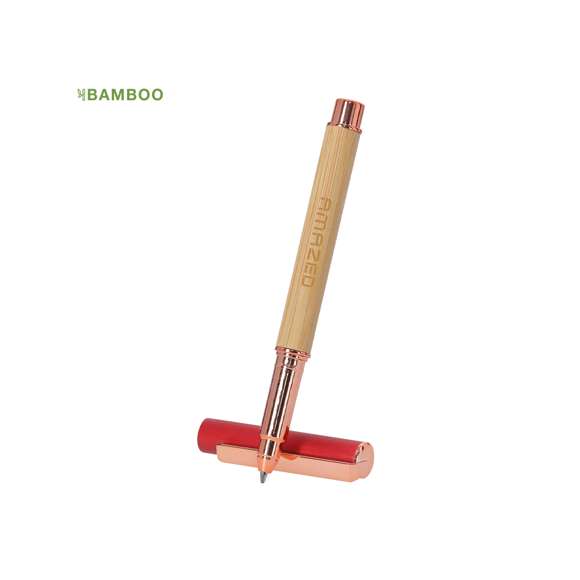 Elegante roller fabricado en bambú y aluminio. Con clip metálico, empuñadora y detalles de acabado oro rosa, caña fabricada en bambú y tapadera en aluminio. Con cartucho jumbo, en tinta azul y con cierre de capucha.