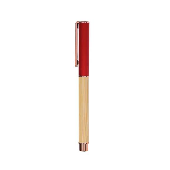Elegante roller fabricado en bambú y aluminio. Con clip metálico, empuñadora y detalles de acabado oro rosa, caña fabricada en bambú y tapadera en aluminio. Con cartucho jumbo, en tinta azul y con cierre de capucha.