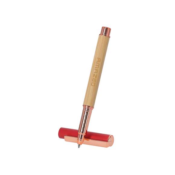 Elegante roller fabricado en bambú y aluminio. Con clip metálico, empuñadora y detalles de acabado oro rosa, caña fabricada en bambú y tapadera en aluminio. Con cartucho jumbo, en tinta azul y con cierre de capucha.