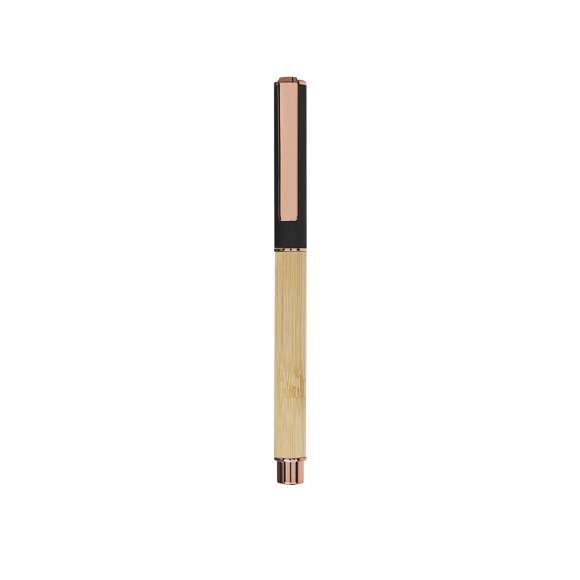 Elegante roller fabricado en bambú y aluminio. Con clip metálico, empuñadora y detalles de acabado oro rosa, caña fabricada en bambú y tapadera en aluminio. Con cartucho jumbo, en tinta azul y con cierre de capucha.