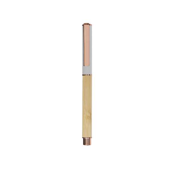 Elegante roller fabricado en bambú y aluminio. Con clip metálico, empuñadora y detalles de acabado oro rosa, caña fabricada en bambú y tapadera en aluminio. Con cartucho jumbo, en tinta azul y con cierre de capucha.