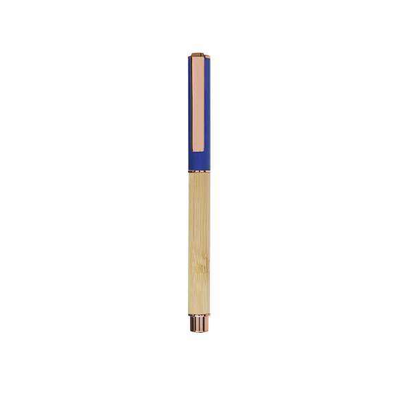 Elegante roller fabricado en bambú y aluminio. Con clip metálico, empuñadora y detalles de acabado oro rosa, caña fabricada en bambú y tapadera en aluminio. Con cartucho jumbo, en tinta azul y con cierre de capucha.
