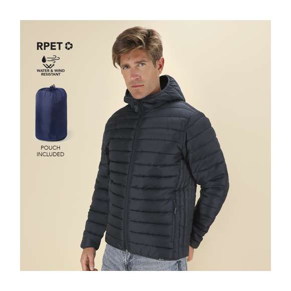Chaqueta Unisex de RPET con capucha. En material extra ligero con acolchado efecto pluma y suave forro interior, resistente al agua y cortavientos. Puños, cintura y capucha con ribetes elásticos a tono. Apertura con cremallera invertida y tirador a juego, con protector de barbilla. Cuenta con 2 bolsillos exteriores laterales con cremalleras y tiradores a juego, y 2 bolsillos interiores. Etiqueta con distintivo RPET en el ribete de la prenda y práctica funda de transporte con cordón ajustable.