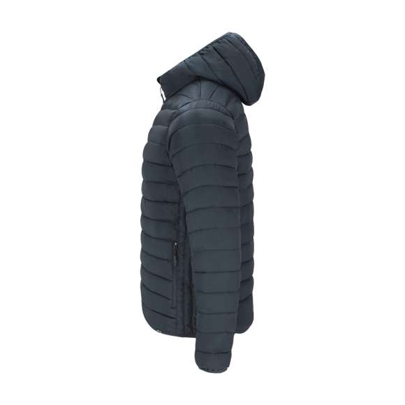 Chaqueta Unisex de RPET con capucha. En material extra ligero con acolchado efecto pluma y suave forro interior, resistente al agua y cortavientos. Puños, cintura y capucha con ribetes elásticos a tono. Apertura con cremallera invertida y tirador a juego, con protector de barbilla. Cuenta con 2 bolsillos exteriores laterales con cremalleras y tiradores a juego, y 2 bolsillos interiores. Etiqueta con distintivo RPET en el ribete de la prenda y práctica funda de transporte con cordón ajustable.